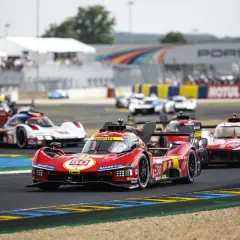 Rennwagen auf einer Rennstrecke, Ferrari mit der Startnummer 50 im Vordergrund.