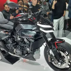 Die schwarze Moto Morini Corsaro mit ihrem markanten LED-Scheinwerfer zieht die Blicke auf sich.