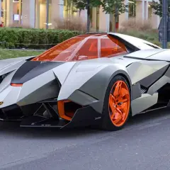 Futuristischer Lamborghini Egoista mit orangefarbenem Cockpit und Felgen. Der Lamborghini Egoista Preis ist astronomisch.
