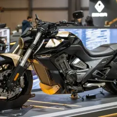 Ein schwarzes China Motorrad mit goldenen Akzenten, Modell LFC 700, steht auf einer Messe.