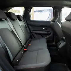 Der Dacia Bigster Innenraum bietet bequeme Rücksitze mit Stoff- und Lederakzenten. Perfekt für Familienausflüge.