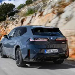 BMW iX3 auf kurviger Straße, bereit für den Reichweite Test.