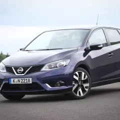 Dunkelblauer Nissan Pulsar 1.6 DIG-T mit Turbomotor, von vorne links fotografiert.