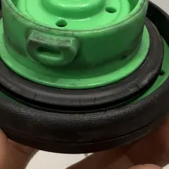 Grüner Tankdeckel mit schwarzem, rissigem Dichtungsring, passend für VW p0441.