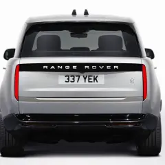 Der teuerste Range Rover, ein silberner SV, steht vor einem weißen Hintergrund.