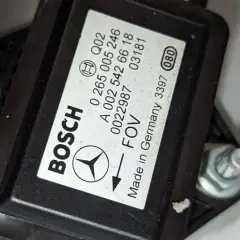Bosch-Sensor für Mercedes, Teilenummer A 002 542 66 18, oft als p0685 mercedes bezeichnet, mit Pfeil und Made in Germany.