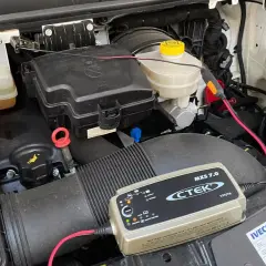 Batterieladegerät CTEK MXS 7.0 an Iveco Daily Motorraum angeschlossen.