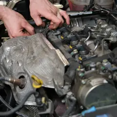 Mechaniker repariert Motor. Mögliche nockenwelle defekt symptome sind unruhiger Leerlauf und Leistungsverlust.