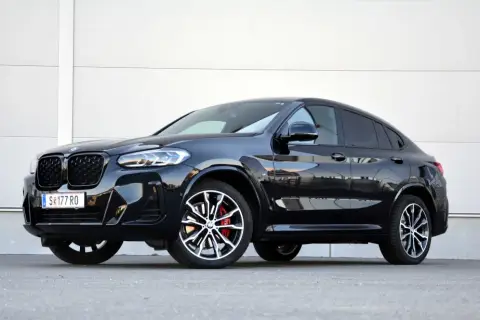 Schwarzer BMW X4 30d Coupé mit sportlichen Felgen und roten Bremssätteln. Technische Daten im Blick.