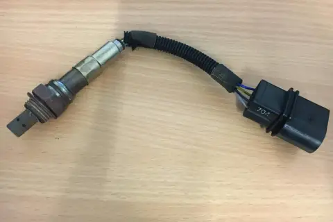 Ein defekter Lambdasensor, der den Fehlercode p0135 verursachen kann, mit Anschlussstecker.