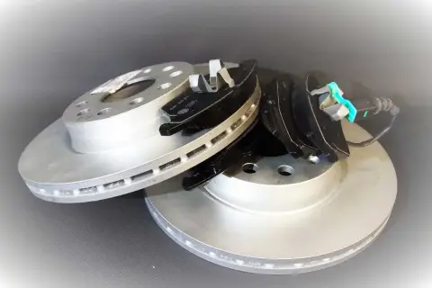 Neue Bremsscheiben und Beläge, die für sichere Fahrten sorgen. Gute ridex erfahrungen sind wichtig für jeden Autofahrer.