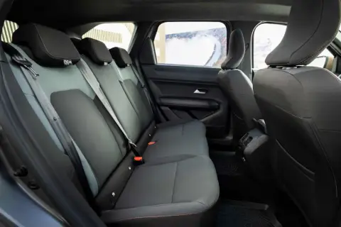 Der Dacia Bigster Innenraum bietet bequeme Rücksitze mit Stoff- und Lederakzenten. Perfekt für Familienausflüge.
