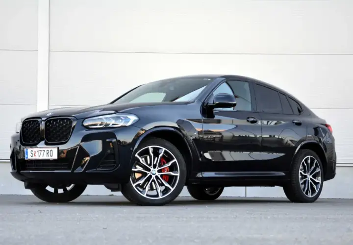 Schwarzer BMW X4 30d Coupé mit sportlichen Felgen und roten Bremssätteln. Technische Daten im Blick.