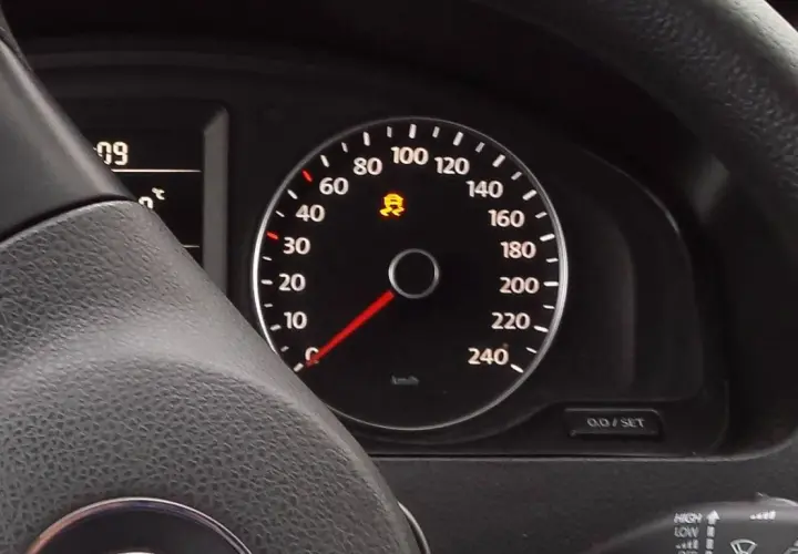 Kontrollleuchte für ESP im Auto leuchtet gelb. Das Symbol zeigt ein Auto mit rutschender Fahrbahn.