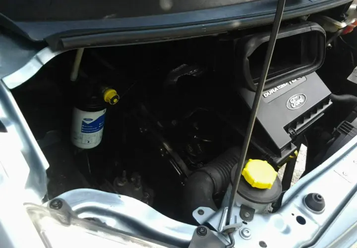 Motorraum eines Ford Kuga. Der Kraftstofffilter ist gut sichtbar und bereit für den Wechsel.