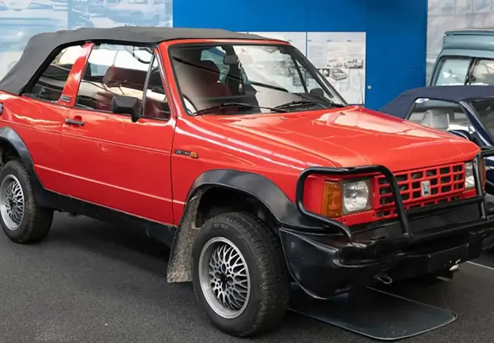Roter Biagini Passo Cabriolet mit schwarzem Verdeck und auffälligem Kühlergrill-Schutz.