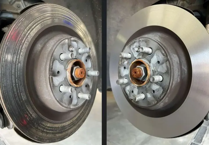 Vorher/Nachher: Abgenutzte Bremsscheibe mit Rillen und Rost, daneben eine neue, glatte Bremsscheibe. Der Grat an der alten Bremsscheibe ist deutlich sichtbar.