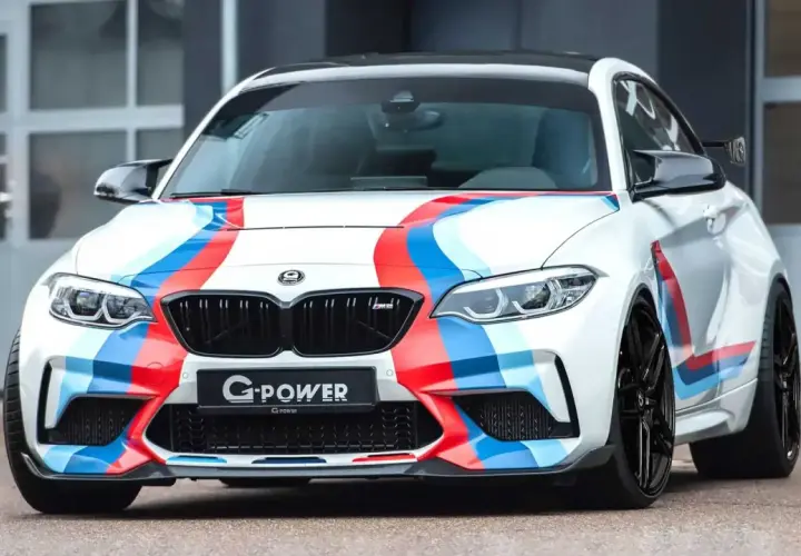 Weißer BMW M2 Competition mit G-Power Tuning und den klassischen M-Streifen.