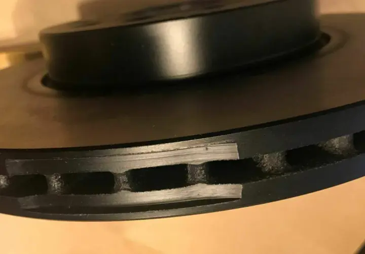 Nahaufnahme einer belüfteten TRW Bremsscheibe. Gute Erfahrung mit TRW Bremsbelägen und Scheiben.