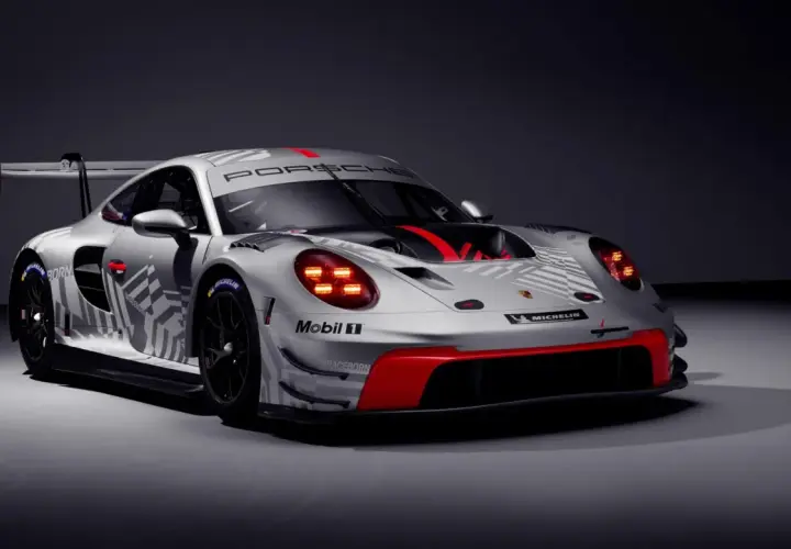 Silberner Porsche 997 GT3 Cup mit roten Akzenten und Rennsport-Grafiken, bereit für die nächste Herausforderung.