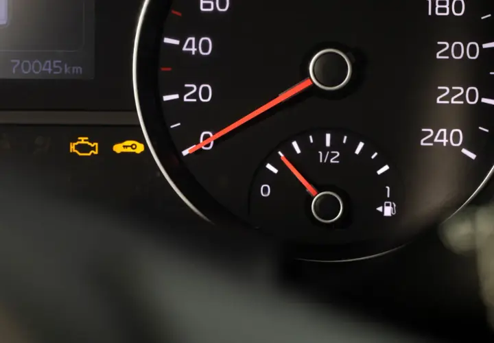 Das gelbe Symbol für den **check engine** leuchtet auf dem Armaturenbrett neben dem Schlüssel-Symbol. Der Kilometerstand beträgt 70045 km.