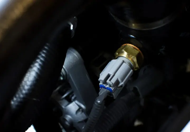 Detailaufnahme eines Temperatursensors, der für den **VW Touran 2.0 TDI Thermostat wechseln** benötigt wird.