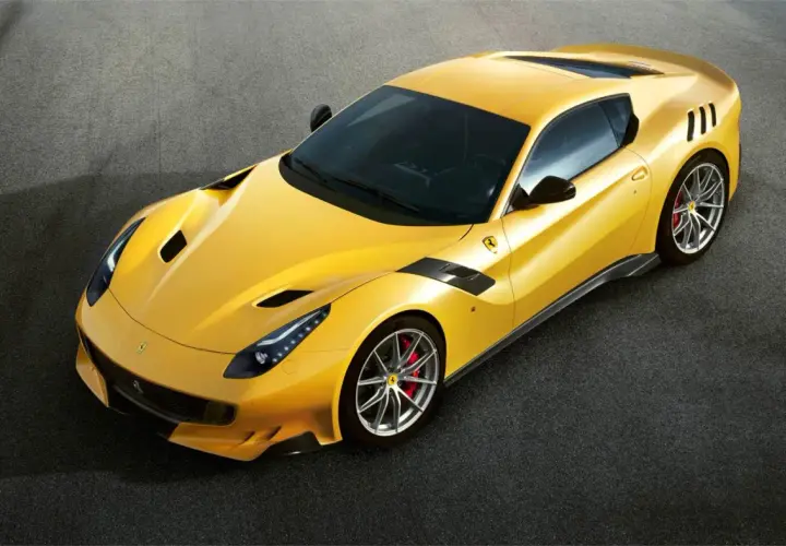 Gelber Ferrari F12 TDF, bereit für die Rennstrecke.