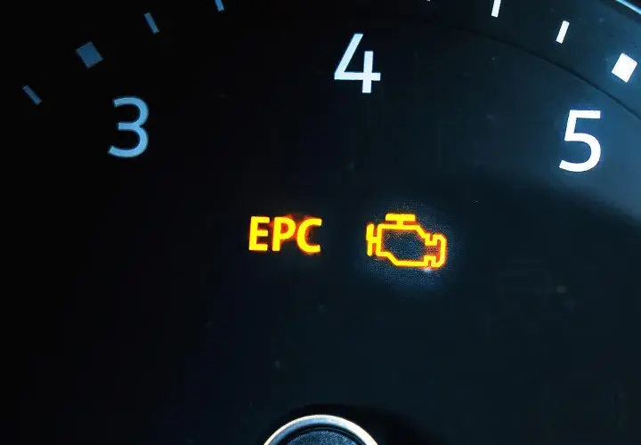 Leuchtende EPC-Kontrollleuchte im Auto-Kombiinstrument. Ein gelbes Symbol eines Motors und die Buchstaben "EPC" deuten auf mögliche Probleme hin, die die EPC-Reparaturkosten beeinflussen.