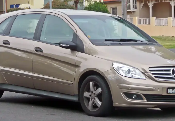 Goldfarbene Mercedes B-Klasse, bereit für den nächsten Wartungsplan.