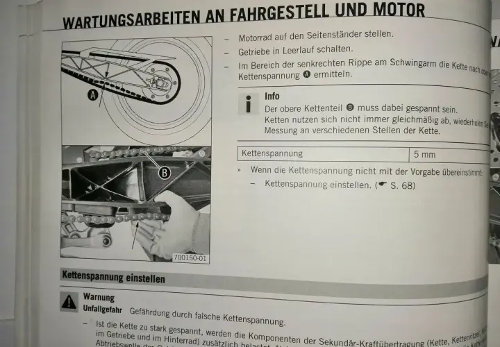 Anleitung zur Einstellung der Kettenspannung am Motorrad. Die richtige Kettenspannung ist wichtig für die Sicherheit.