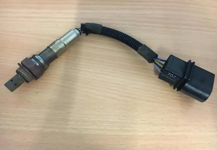Ein defekter Lambdasensor, der den Fehlercode p0135 verursachen kann, mit Anschlussstecker.