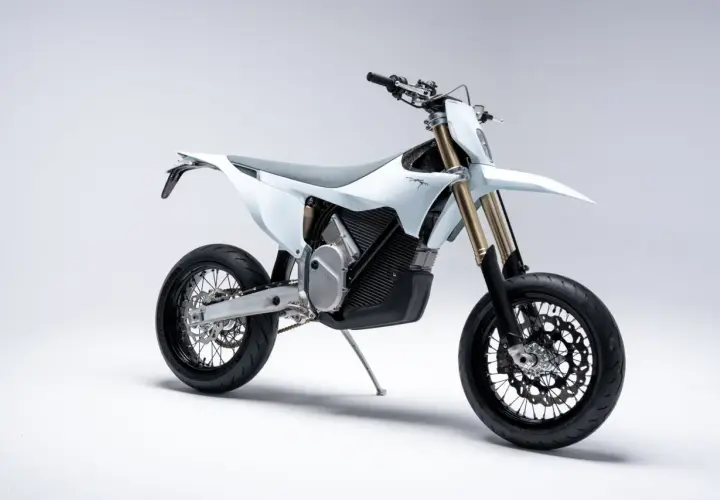 Stark Motorrad: Ein weißes, futuristisches Elektromotorrad mit goldener Gabel und schwarzem Felgen.