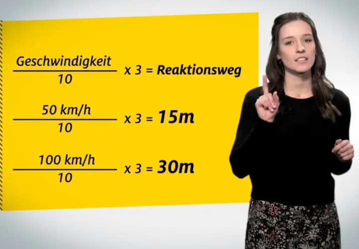 Frau erklärt Formeln zur Berechnung des Reaktionswegs bei verschiedenen Geschwindigkeiten.