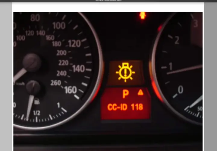 BMW Kontrollleuchten gelb: Das Symbol für die Außenbeleuchtung leuchtet gelb auf, daneben steht "CC-ID 118".