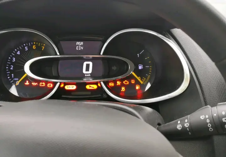 Armaturenbrett eines Renault mit leuchtenden Warnlampen und der Anzeige "ASR EIN".