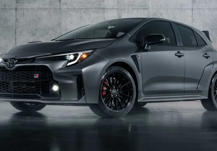 Grauer Toyota Corolla GR mit 300 PS, aggressiver Front und sportlichen Details.