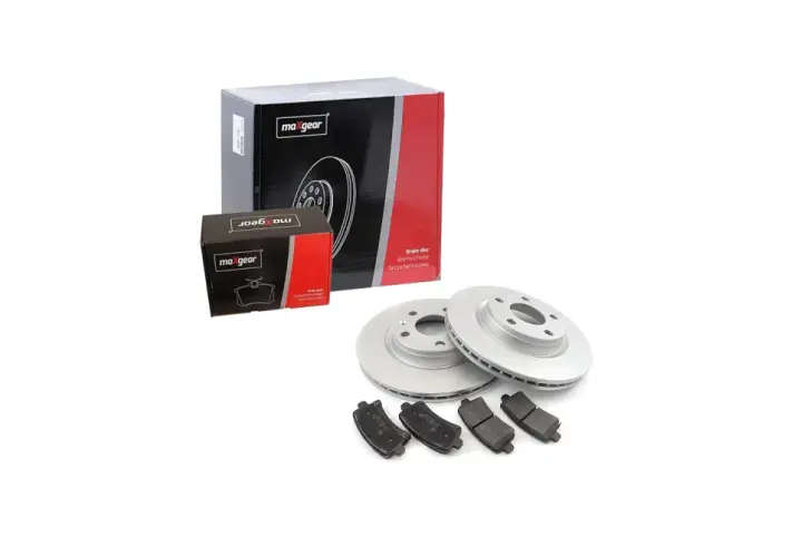 Maxgear Bremsen Erfahrung: Neue Bremsscheiben und Bremsbeläge von Maxgear, bereit für den Einbau.