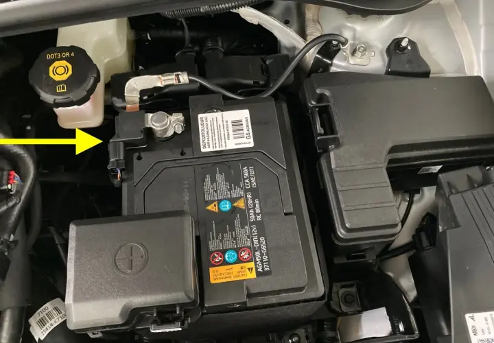 Hyundai i10 Batterie mit gelbem Pfeil, der auf den Anschluss zeigt.
