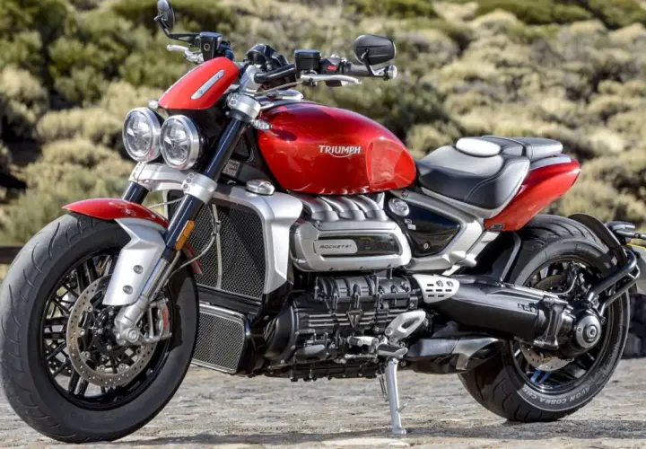 Rote Triumph Rocket 3 mit markantem Motor. Keine Krankheiten, nur pure Kraft.