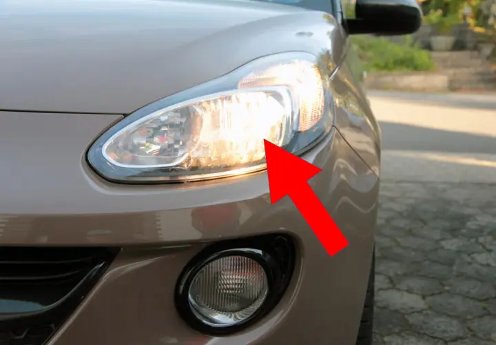 Roter Pfeil zeigt auf das Abblendlicht des Opel Adam. Hier erfahren Sie, wie Sie das Abblendlicht wechseln.