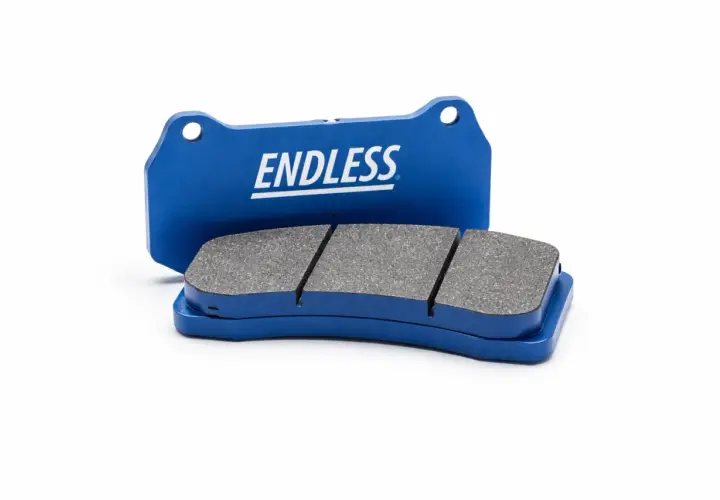 Zwei blaue Endless-Bremsbeläge mit grauem Reibmaterial auf weißem Hintergrund.