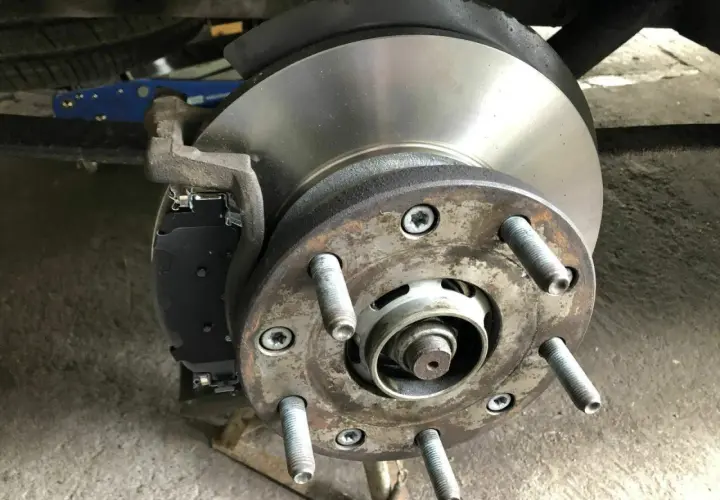 Neue Bremsen für den Ford Transit hinten: Bremsscheiben und Beläge sind montiert.
