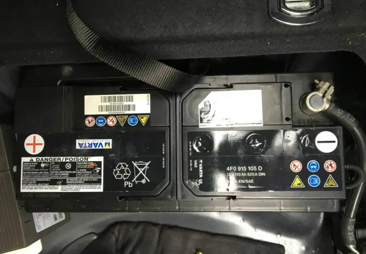 Zwei Varta Autobatterien im Kofferraum eines Audi A6 4F.