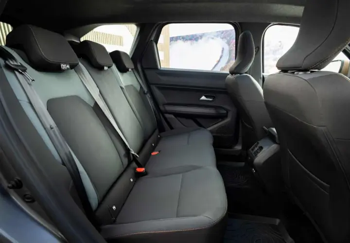 Der Dacia Bigster Innenraum bietet bequeme Rücksitze mit Stoff- und Lederakzenten. Perfekt für Familienausflüge.