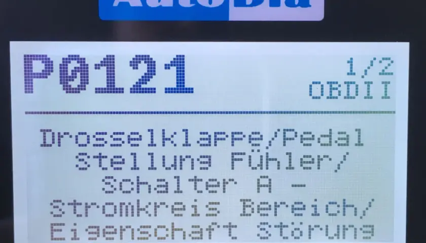 Fehlercode P0121 auf einem Diagnosegerät: Drosselklappe/Pedal Stellung Fühler/Schalter A - Stromkreis Bereich/Eigenschaft Störung.