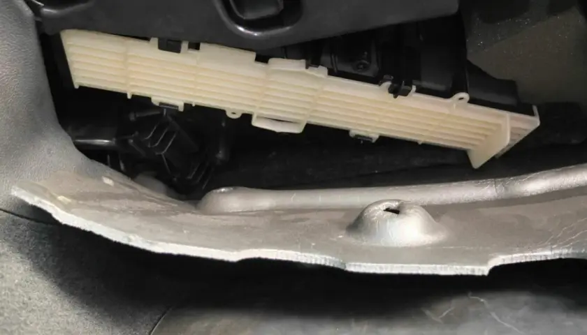 Audi A4 B8: Innenraumfilter ausbauen.