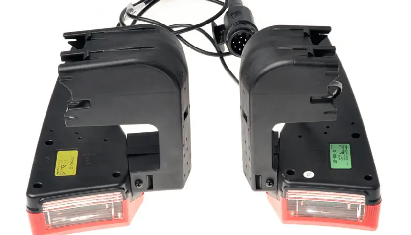 Zwei schwarze Rückleuchten mit Kabel und Stecker auf weißem Hintergrund.