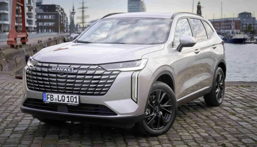 Silberner Haval SUV mit markantem Kühlergrill und LED-Lichtern, bereit für eine Fahrt entlang der Küste. Ein toller Vertreter der Great Wall Motor.