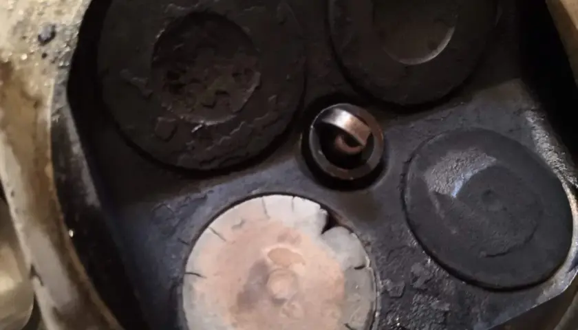 Ventilteller eines p0303 vw Motors, stark verrußt und mit Ablagerungen.