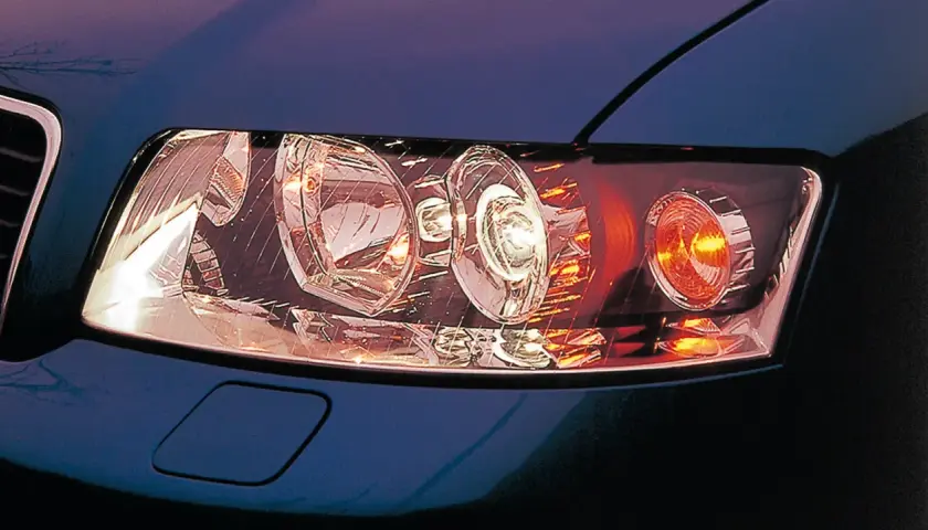Nahaufnahme eines Autoscheinwerfers, der für das scheinwerfer einstellen bereit ist.